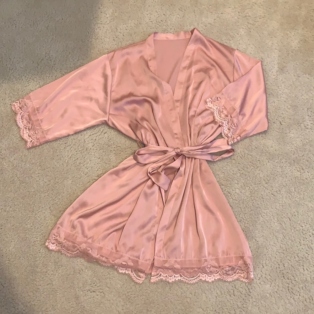 Silky pink robe with lace detail OS
